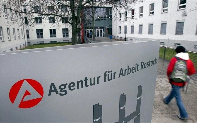 Δάσκαλε που δίδασκες…- Η «αλάνθαστη» Γερμανία πρώτη στην Ευρώπη για τη φτώχεια που απειλεί τους ανέργους της!